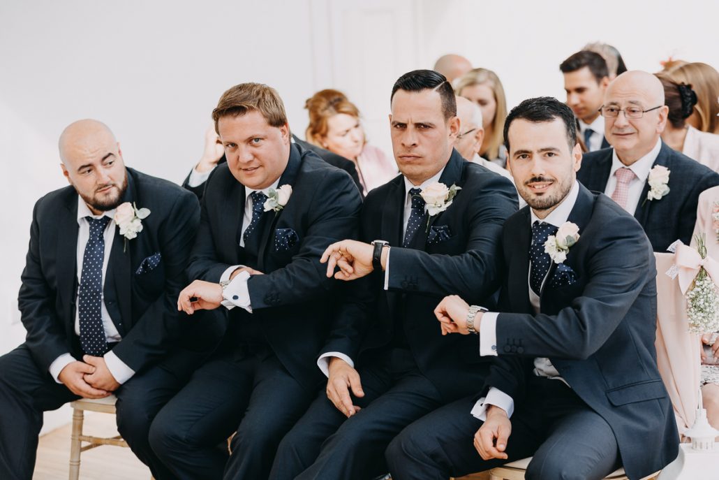 funny wedding photo when the bride is late